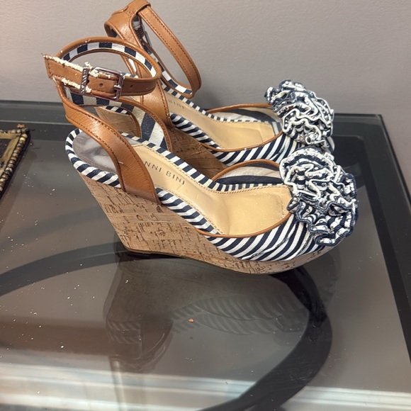 Gianni Bini Striped Navy and Tan Women's Heels - Picture 2 of 5